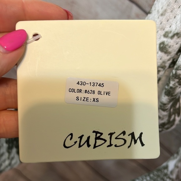 Cubism Top Relaxed V-neck Curved Hem Olive Green 3/4 Sleeves Size XS NWT - Picture 9 of 14